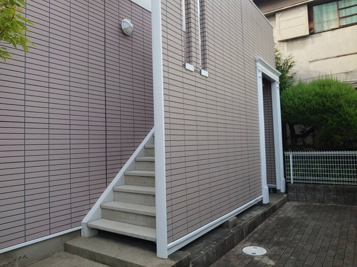 物件外観写真4　(エントランス部分)