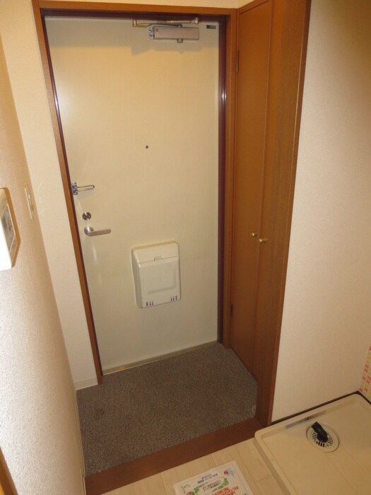 物件内観写真13　(玄関)