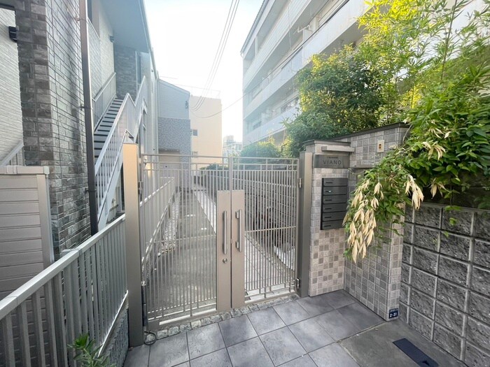 物件外観写真3　(エントランス部分)