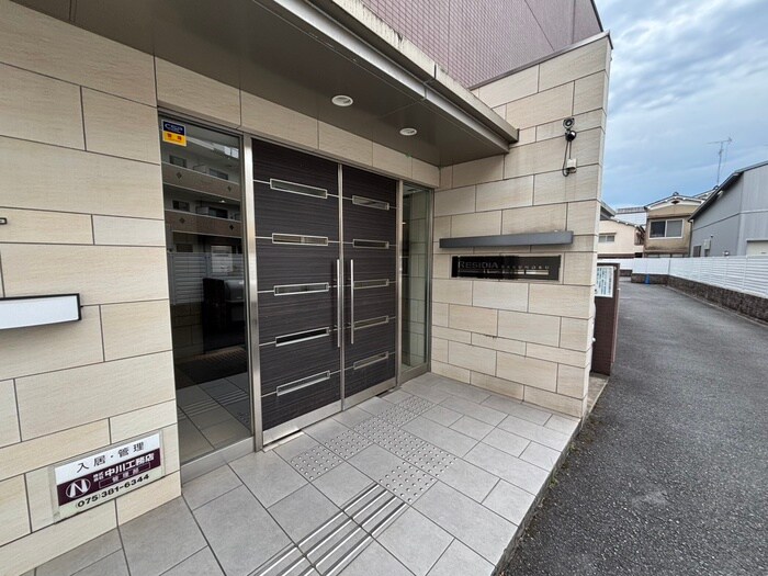 物件外観写真3　(エントランス部分)