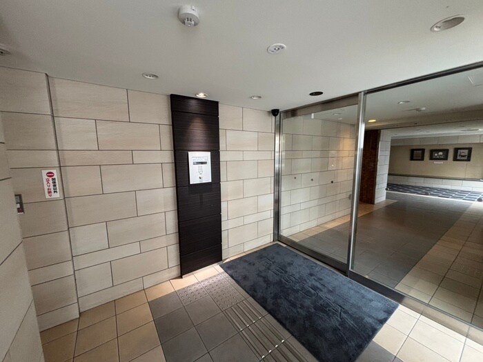 物件外観写真4　(エントランス部分)