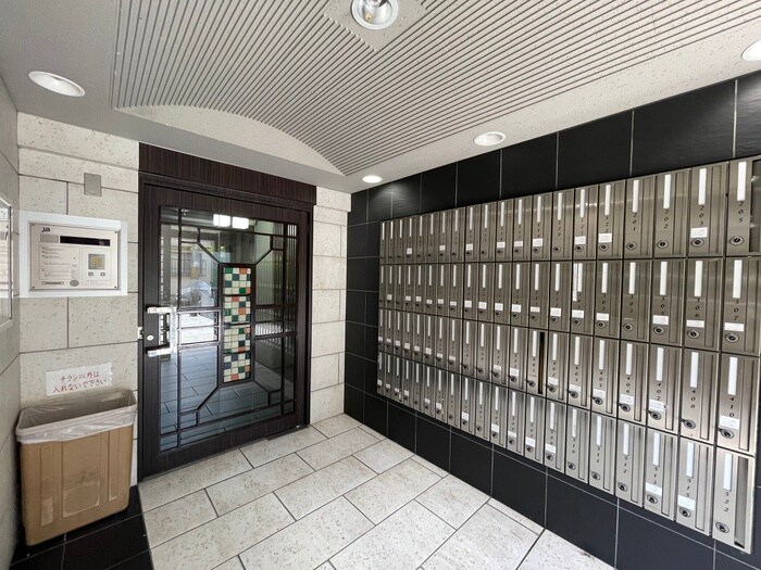 物件外観写真2　(エントランス部分)