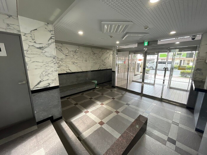 物件外観写真4　(エントランス部分)