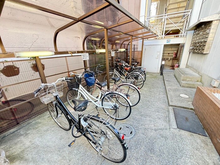 物件外観写真4　(駐輪場)