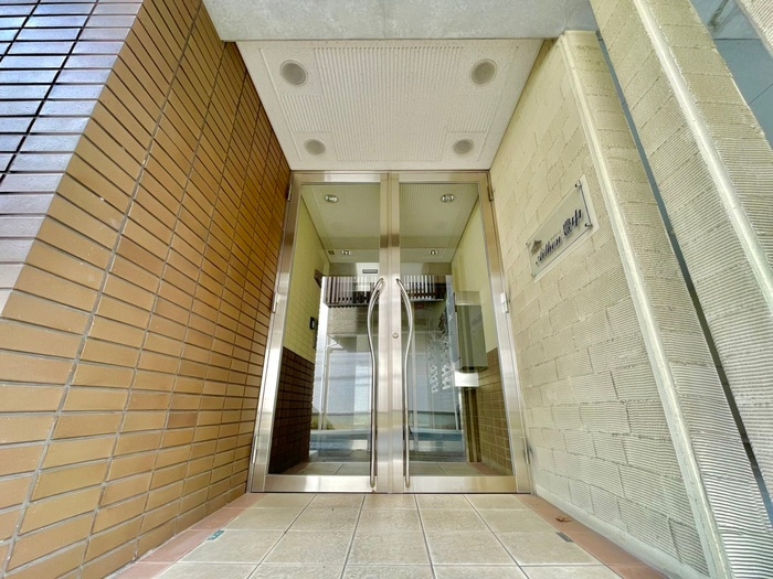 物件外観写真3　(エントランス部分)