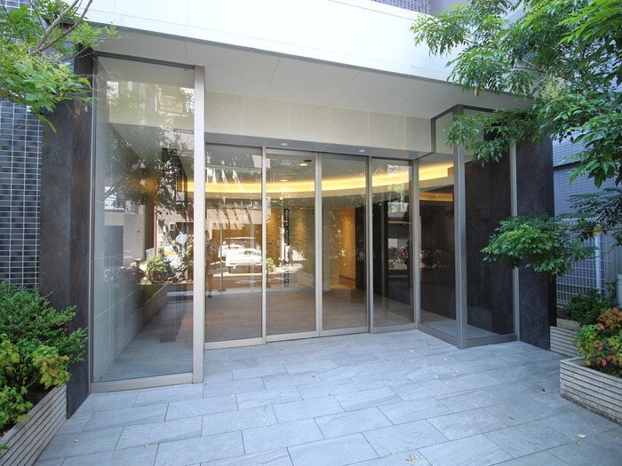 物件外観写真2　(エントランス部分)