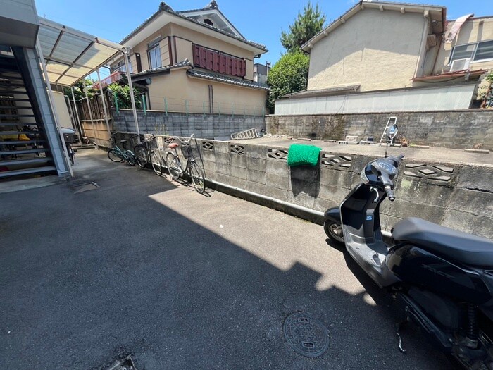 物件外観写真5　(バイク置き場)