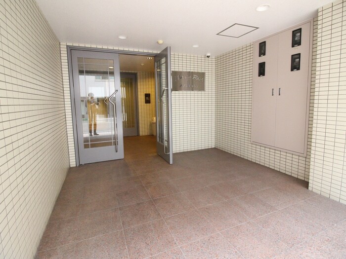 物件外観写真2　(エントランス部分)