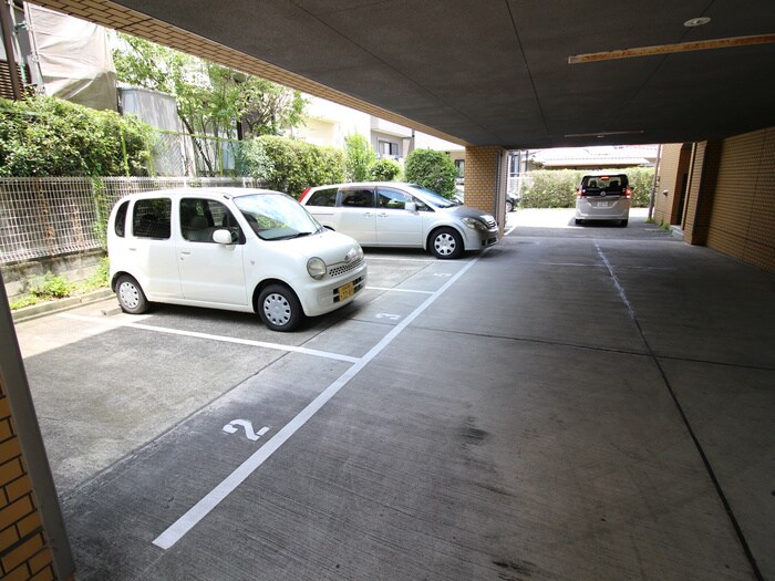 物件外観写真4　(駐車場)