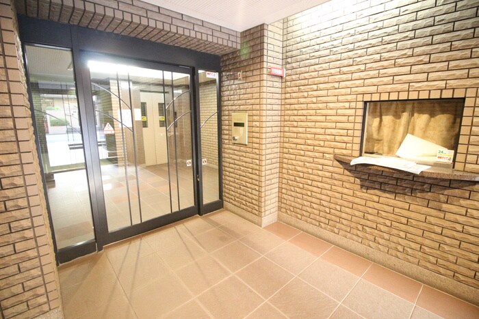 物件外観写真3　(エントランス部分)