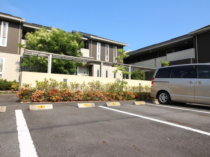 物件外観写真3　(駐車場)