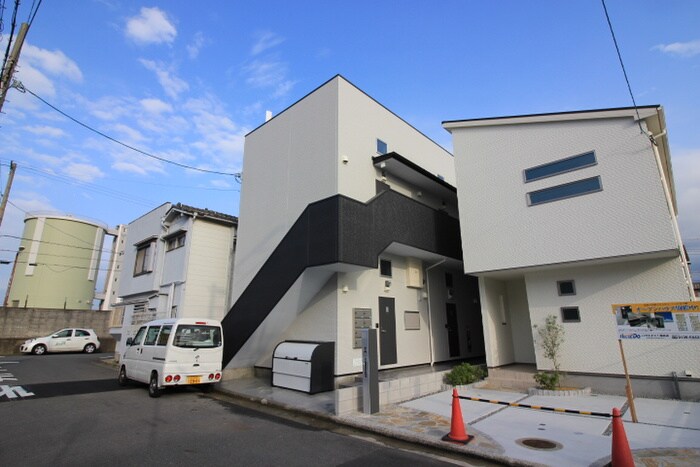 物件外観写真3　(エントランス部分)