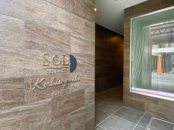 物件外観写真1　(エントランス部分)