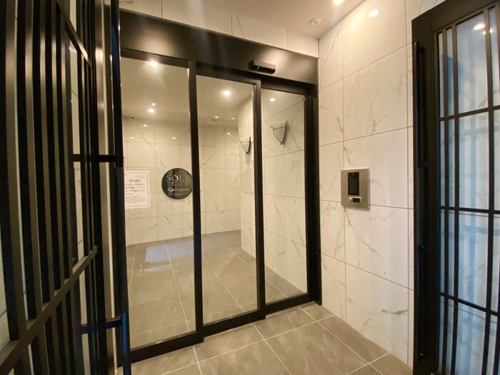 物件外観写真2　(エントランス部分)