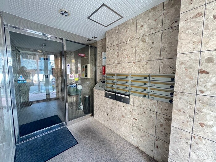 物件外観写真3　(エントランス部分)