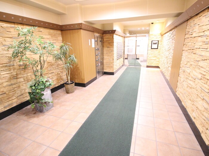 物件外観写真4　(エントランス部分)