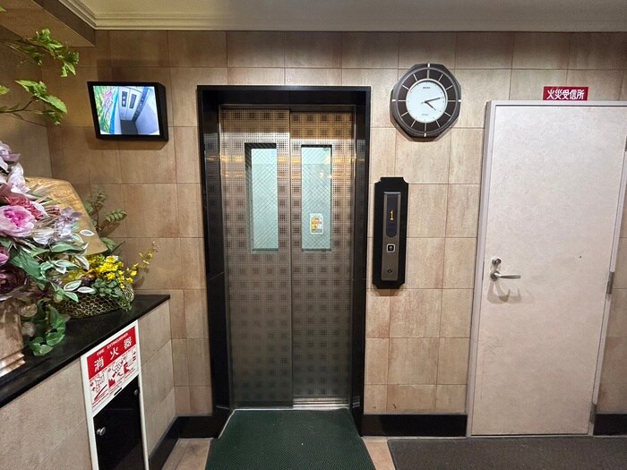 物件外観写真6　(エントランス部分)