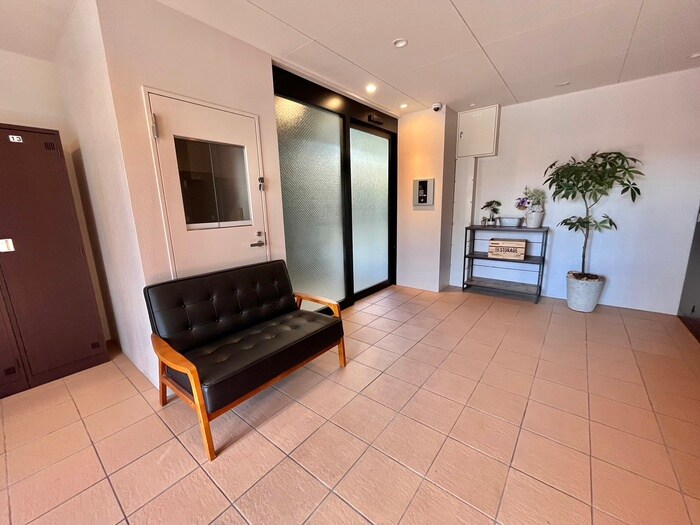 物件外観写真3　(エントランス部分)