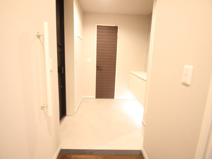 物件内観写真17　(玄関)