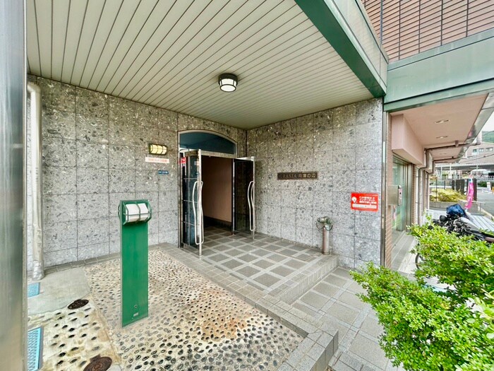 物件外観写真2　(エントランス部分)