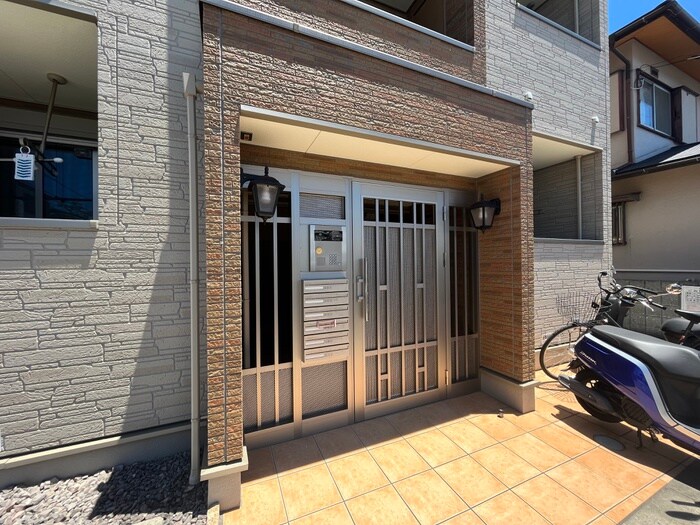 物件外観写真3　(エントランス部分)
