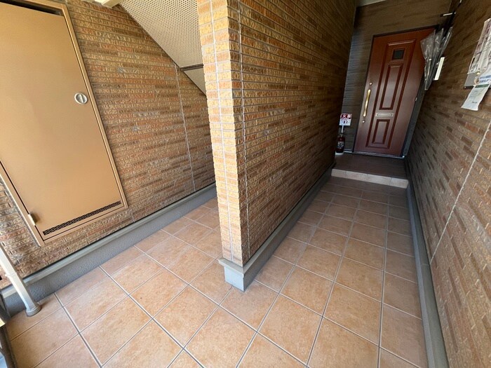 物件外観写真4　(エントランス部分)