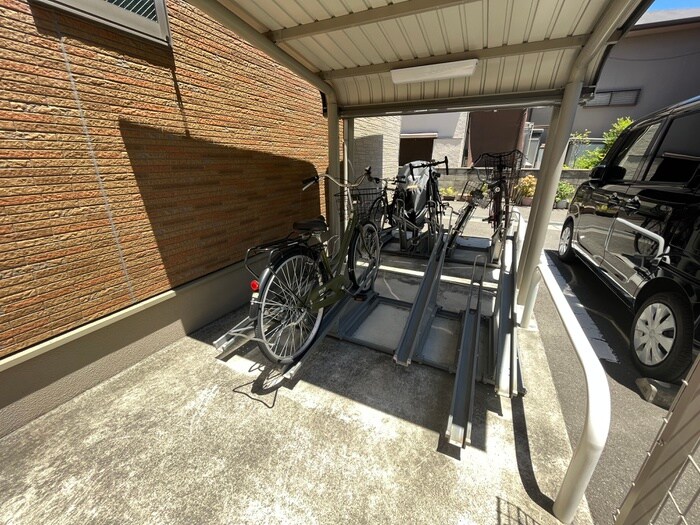 物件外観写真5　(駐輪場)