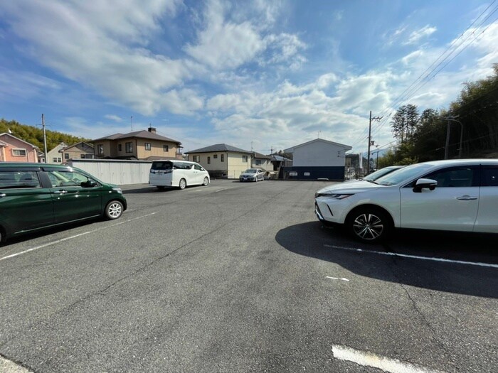 物件外観写真2　(駐車場)