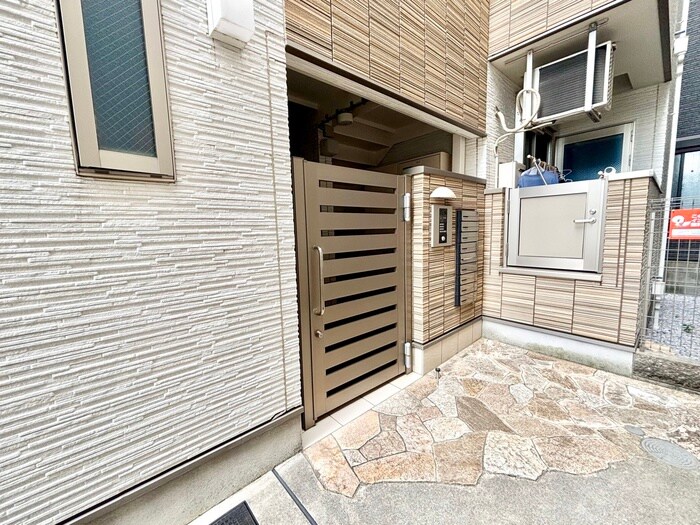 物件外観写真2　(エントランス部分)