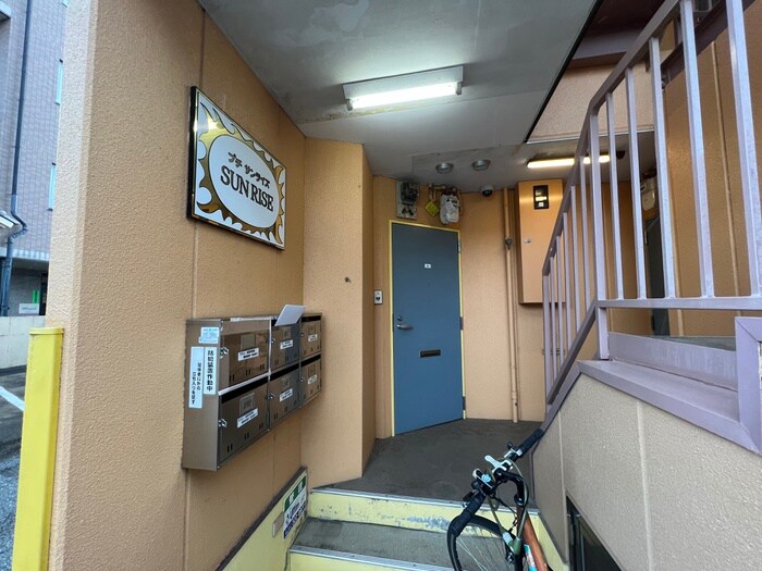 物件外観写真3　(エントランス部分)