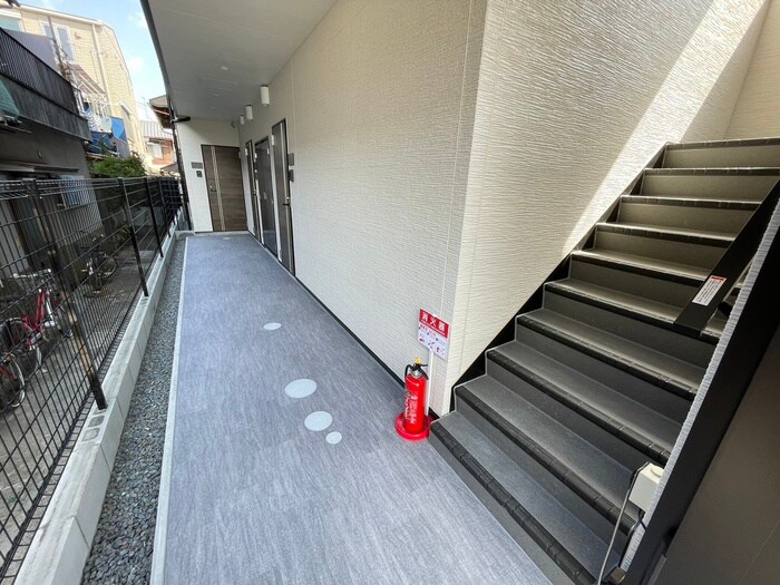 物件外観写真4　(エントランス部分)