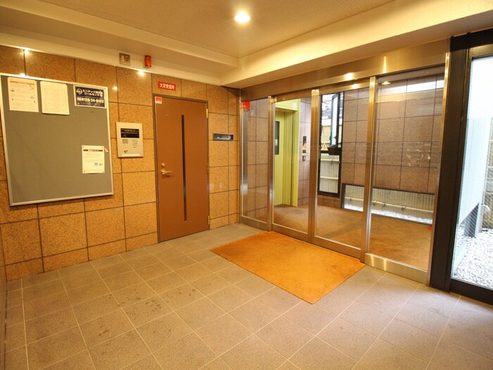 物件外観写真2　(エントランス部分)