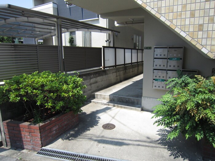 物件外観写真2　(エントランス部分)