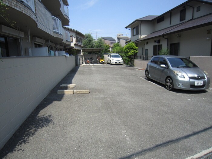 物件外観写真4　(駐車場)