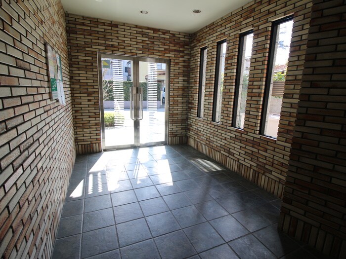 物件外観写真6　(エントランス部分)