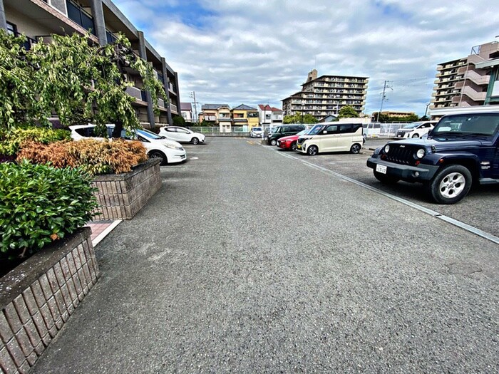 物件外観写真3　(駐車場)