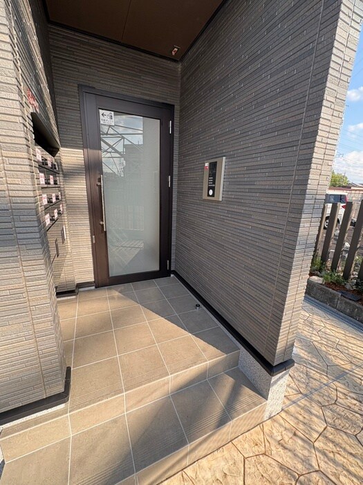 物件外観写真5　(エントランス部分)