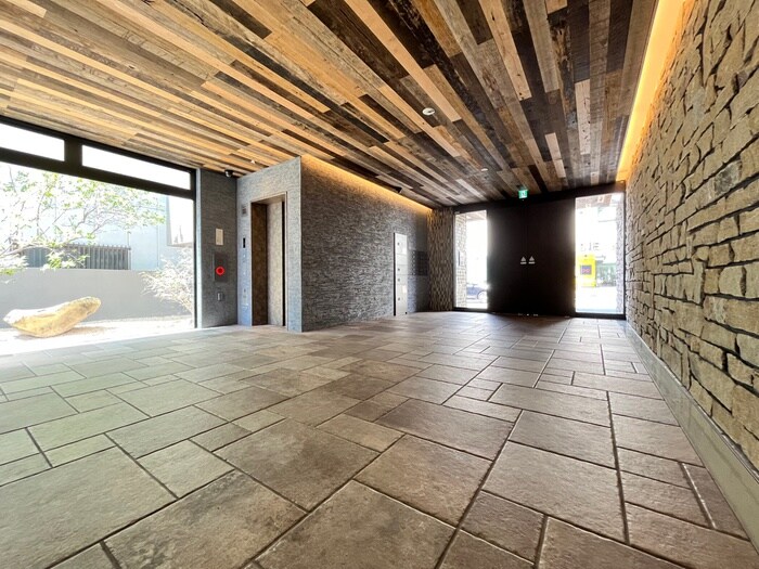 物件外観写真3　(エントランス部分)