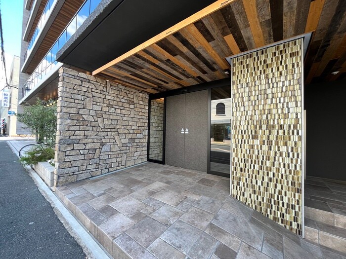 物件外観写真4　(エントランス部分)