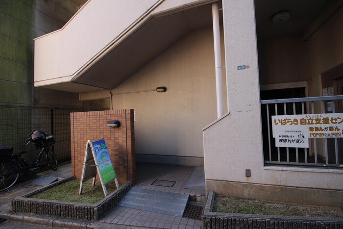 物件外観写真6　(エントランス部分)