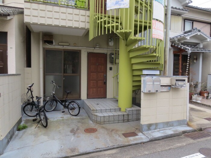 物件外観写真3　(エントランス部分)