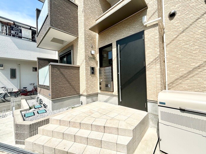 物件外観写真2　(エントランス部分)