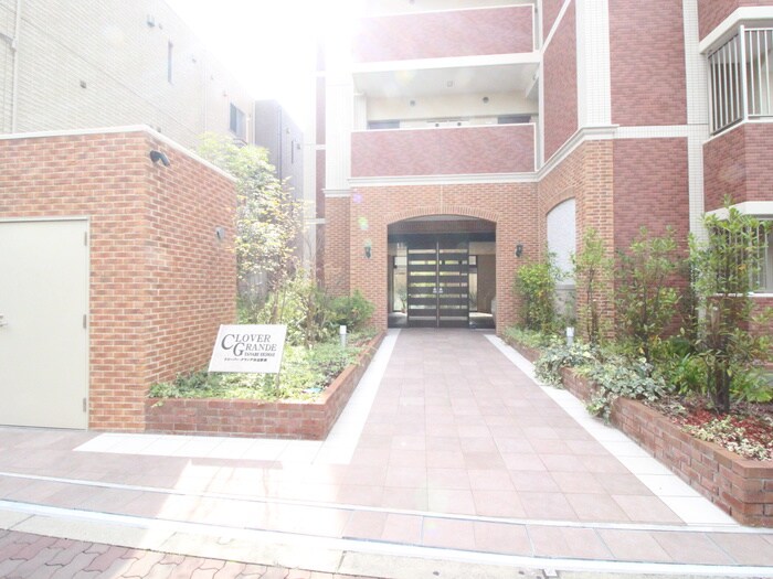 物件外観写真2　(エントランス部分)