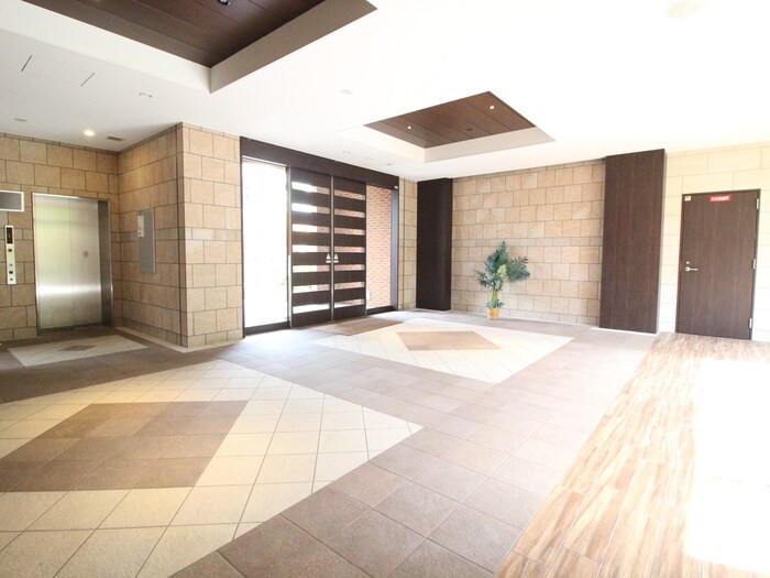 物件外観写真6　(エントランス部分)