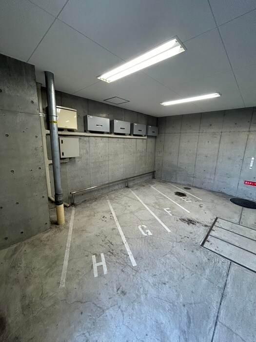 物件外観写真5　(バイク置き場)