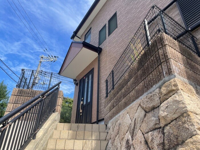 物件外観写真2　(エントランス部分)