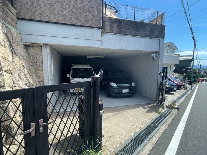 物件外観写真3　(駐車場)