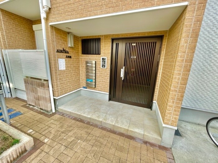 物件外観写真4　(エントランス部分)