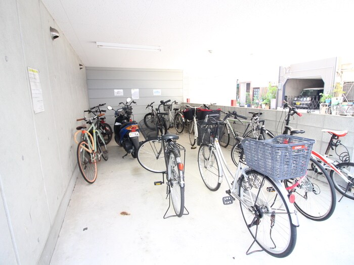 物件外観写真5　(駐輪場)