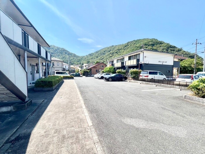 物件外観写真2　(駐車場)